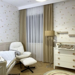 Moderne matte wei&szlig;e Gardine mit zartem Regenbogenmuster