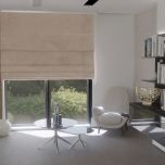 Modernes Raffrollo in mattem glattem fleischfarbenem Beige