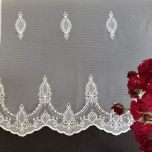 Modische weiße Gardine mit Gipüre-ornamentalem Muster