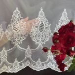 Stilvolle Gardine in Creme mit besticktem ornamentalem Muster