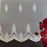 Modische weiße Gardine mit Gipüre-ornamentalem Muster