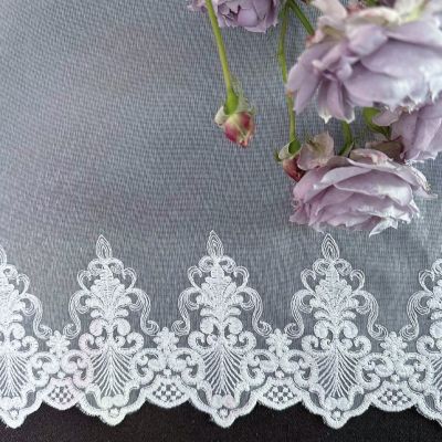 Stilvolle elegante weiße Gardine mit Gipüre, Blumenmuster