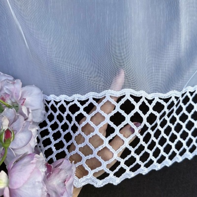 Stilvolle elegante weiße Gardine mit Gipüre-Ziermuster