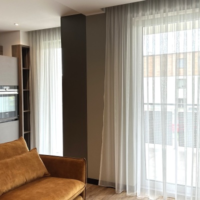 Eine wunderschöne, glatte, cremefarbene Gardine