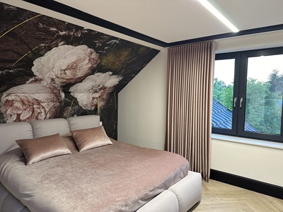 Schlafzimmer mit maßgefertigten Vorhängen in Puderrosa