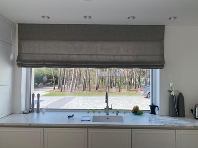 K&uuml;chenfenster mit ma&szlig;gefertigten grauen Raffrollos