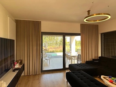 Modernes Wohnzimmer mit honigbeigen Samtvorhängen nach Maß