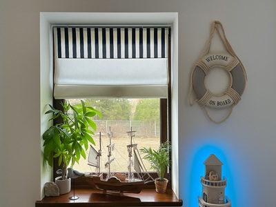 Kinderzimmer im maritimen Stil mit maßgefertigtem Raffrollo in Blau-Weiß