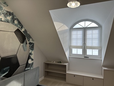 Ein Jungenzimmer mit dezenten Raffrollos am Fenster